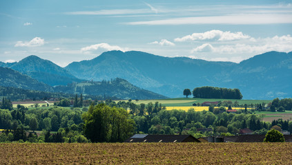 Fototapeta na wymiar Landschaft, mit Feldern und Bergen im Hintergrund 2