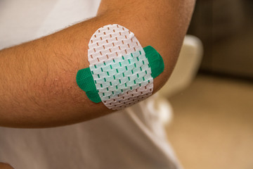 Pflaster an Teenager Arm