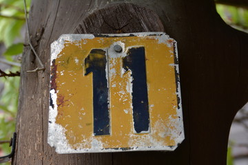 Altes Schild mit der Nummer 11
