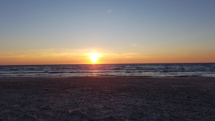 Sonnenuntergänge,Sonnenuntergang, Abendrot,roter Himmel,Meer,Wellen,Sonne