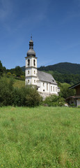 Fototapeta premium Ramsau, Bayern, Deutschland - Juli 29, 2018 : Ein Blick auf die sehr bekannte Pfarrkirche 