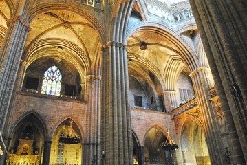 Wnętrze gotyckiej katedry