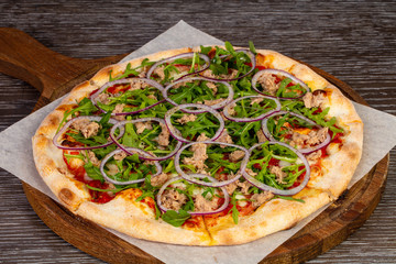 Pizza with arugula and tuna