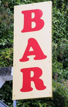 Werbescrote Buchstaben auf wei&szlig;em Grundhild Bar 