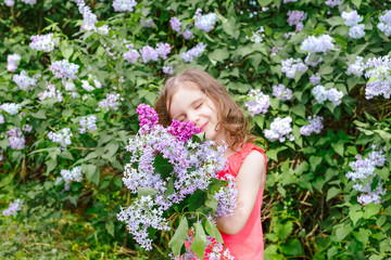 Obraz na płótnie Canvas happy girl holding a bouquet of lilac. happy mother's Day! girl congratulates her mother, gives a bouquet of lilac flowers. 