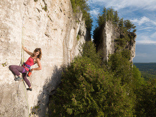 Obraz premium A beautiful woman rock climbing in Ontario, Canada.