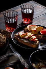 Sandwiches with goat cheese, spiced apples, caramelized onion and red wine