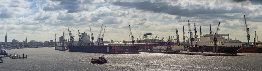 Fototapeta na wymiar Hafenpanorama von Hamburg mit Elbphilharmonie