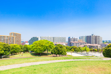 青空が広がる住宅街