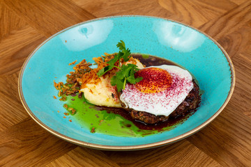 Roasted beefsteak with egg