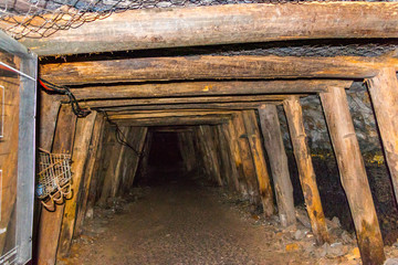 Túnel de mina subterránea antigua