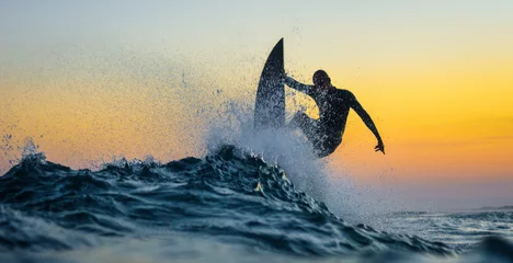 Fototapeten Surfen bei Sonnenuntergang © Matheus