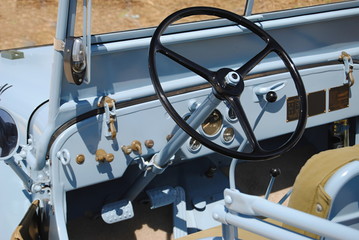 Tablier de jipe antigo - volante, alavanca de velocidades, manometros, pedais - controlos de...