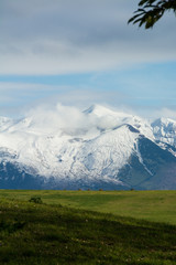 秋の冠雪した山並み　十勝岳