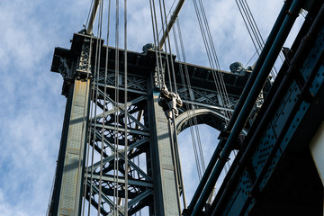 Obraz premium Brooklyn, NY / USA - JUL 31 2018: Looking up at details of Manhattan Bridge