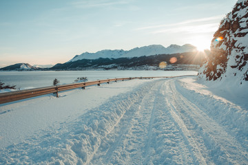 Camino en la nieve hacia el sol