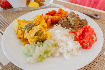 assiette créole traditionnelle, gastronomie réunionnaise 