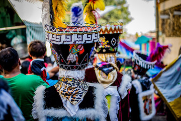 Hombre vestido de Chinelo bailando en festividad tradicional mexicana