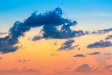Obraz premium Hot weather, clouds look colorful before sunset.