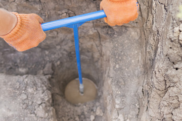 Drilling a well manually
