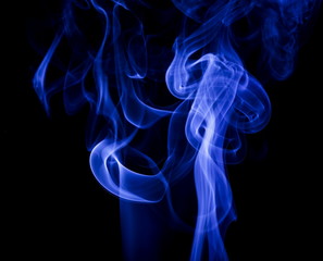 Obraz premium Blue smoke on black background