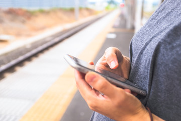 スマホを操る女性