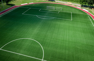 Fußballplatz mit Kunstrasen aus der Vogelperspektive, Luftbild