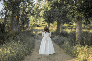 Chica en el campo
