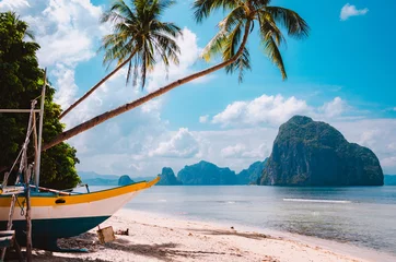 Fotobehang Tropisch strand Banca-boot aan de kust onder palmbomen. Tropisch eiland schilderachtig landschap. El-Nido, Palawan