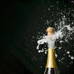Gordijnen er knalt een champagnekurk uit © magann