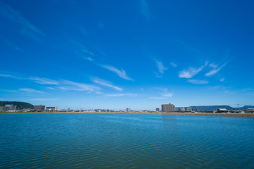Fototapeta premium 市街地のため池と夏空 香川県高松市