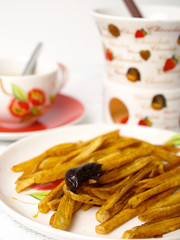 potatoes chips with chocolate fondue