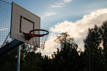 Basketballkorb am frühen morgen