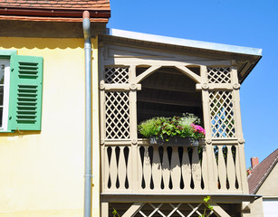 mediteran haus hotel pension fensterladen und erker  balkon terasse