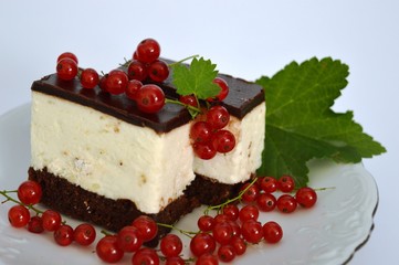 cake and currants
