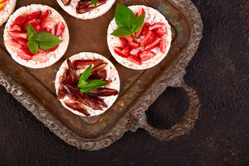 Snack with rice crispbread and fresh fruits
