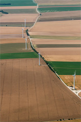 vues aériennes d'éoliennes dans la campagne près de Saint-amand-sur-Flon dans la Marne en France