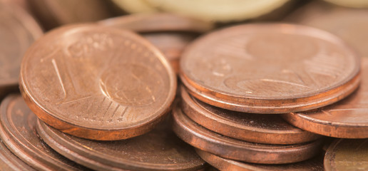 Geldmünzen in Nahaufnahme - Symbolfoto