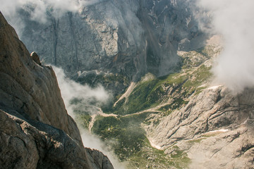 Valle con banchi di nebbia vista dalla Marmolada