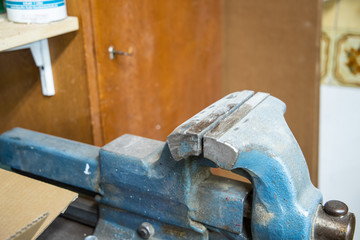 Altes Werkzeug Schraubstock