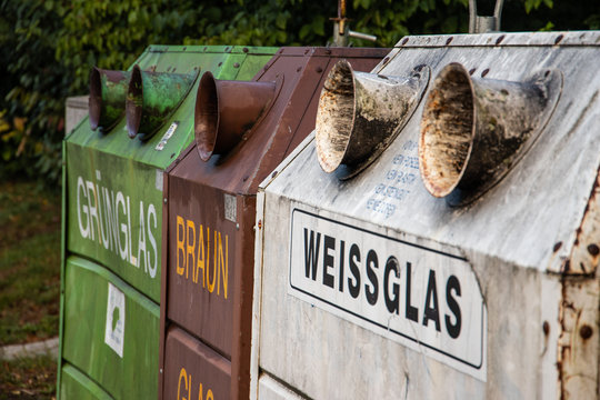 Glascontainer f&uuml;r Gr&uuml;nglas, Braunglas und Weissglas