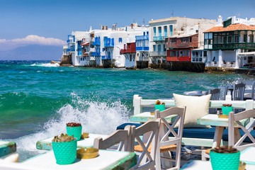 Blick auf die Bucht von Mykonos Stadt, Klein Venedig, mit den zahlreichen Bars und Restaurants,...