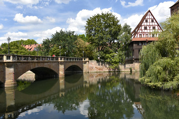 Fototapeta na wymiar Rivière la Pegnitz à Nuremberg (Bavière)