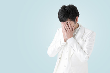 泣く新郎