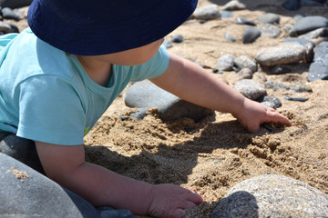 Enfant bébé sable galet plage 
