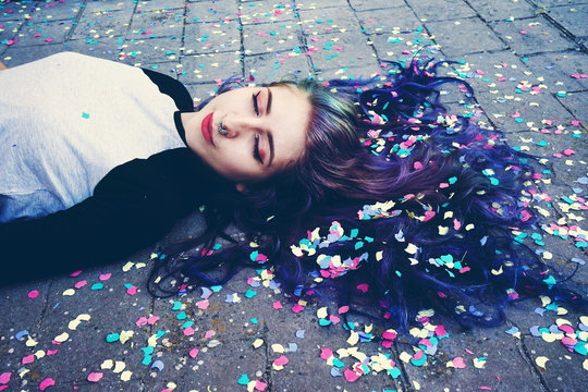Retrato artístico de una adolescente estilo punk con confeti de colores 