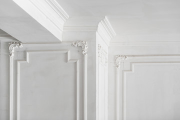 unfinished plaster molding on the ceiling and columns. decorative gypsum finish. plasterboard and painting works