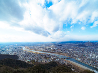 Naklejka premium 町を通る川