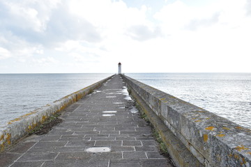 Audierne dans le Finist&egrave;re en Bretagne, phare au bout de la jet&eacute;e