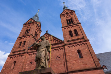 Die Statue des Hl. Petrusvor der Einhardsbasilika in Seligenstadt